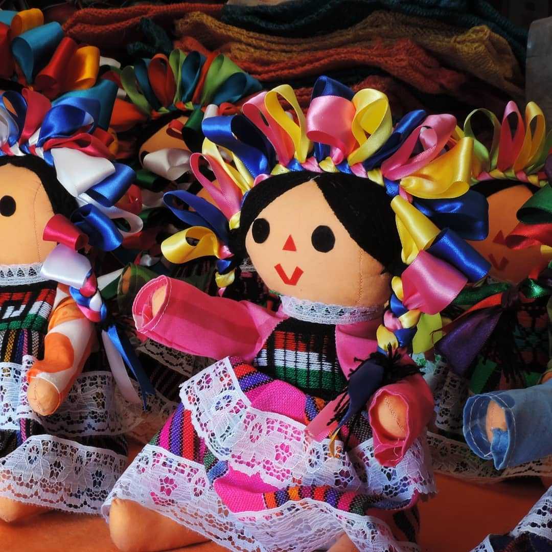 Picture of typical mexican dolls